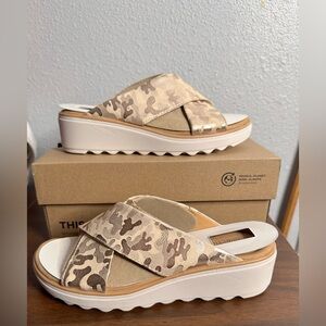 Clarks Camouflage Slide Sandals. NIB.  Size 7.5